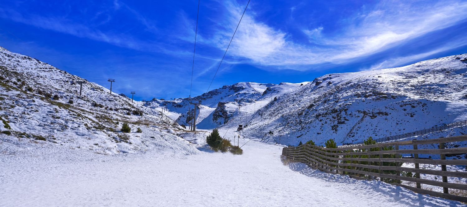 Sierra Nevada se prepara para la temporada: consolidan la nieve caída tras el último temporal